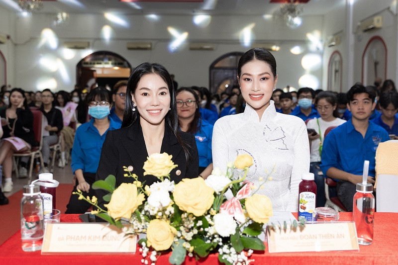 Tại đây, còn có sự xuất hiện của các khách mời đặc biệt như “bà trùm hoa hậu” Phạm Kim Dung, người đẹp “hài" Nguyên Thảo, Trang Hý.