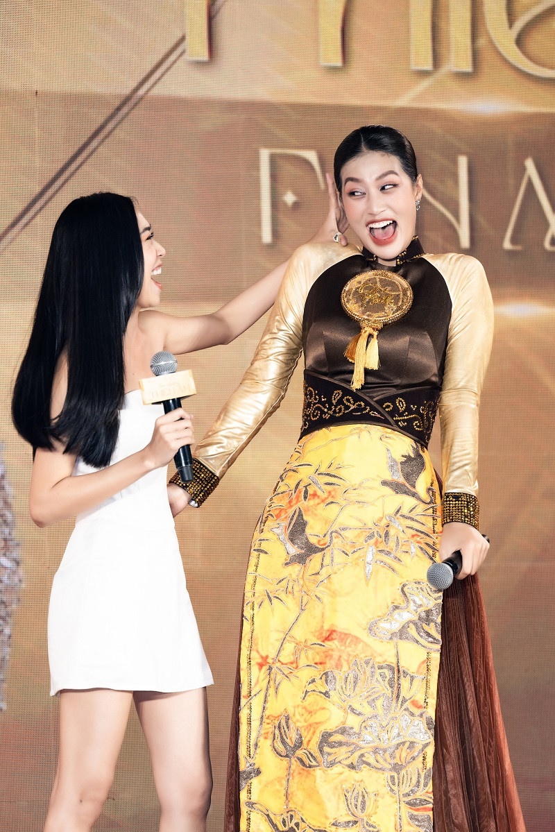 “Ba Lùi" Nguyên Thảo xuất hiện bất ngờ và hôn má Thiên Ân khiến khán giả hò reo thích thú. Nguyên Thảo cũng chia sẻ về những kỷ niệm khi cả hai cùng tham gia cuộc thi Miss Grand Vietnam 2022.