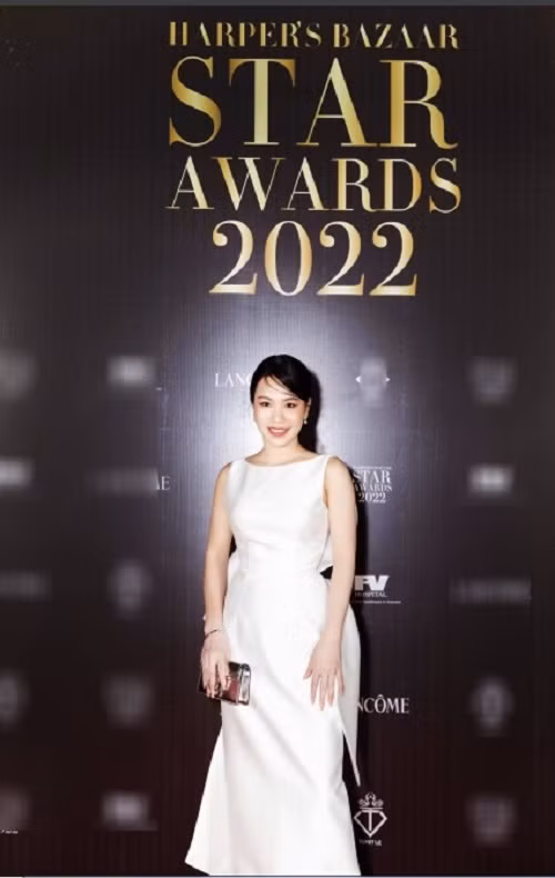 Tại thảm đỏ sự kiện lễ trao giải Harper’s Bazaar Star Awards 2022, NTK Hà Miau lựa chọn chiếc váy trắng dài, dáng xòe, khoe trọn vẻ trẻ trung, vòng eo thanh mảnh, yêu kiều.