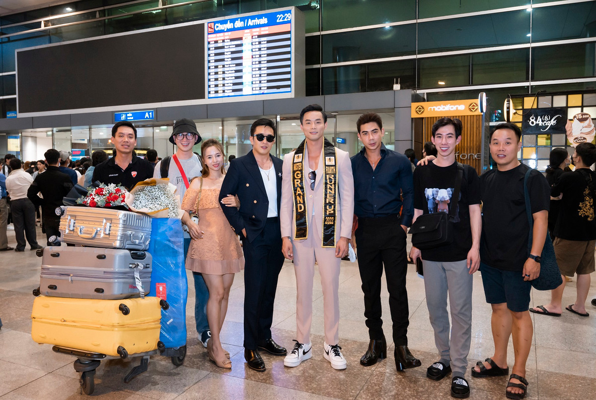 Nhà thiết kế Việt Hùng – nhà thiết kế trang phục dân tộc, trang phục vest cho Vũ Linh tại cuộc thi Mister Grand International 2022 và rất đông bạn bè, người thân đã ra sân bay đón Vũ Linh.