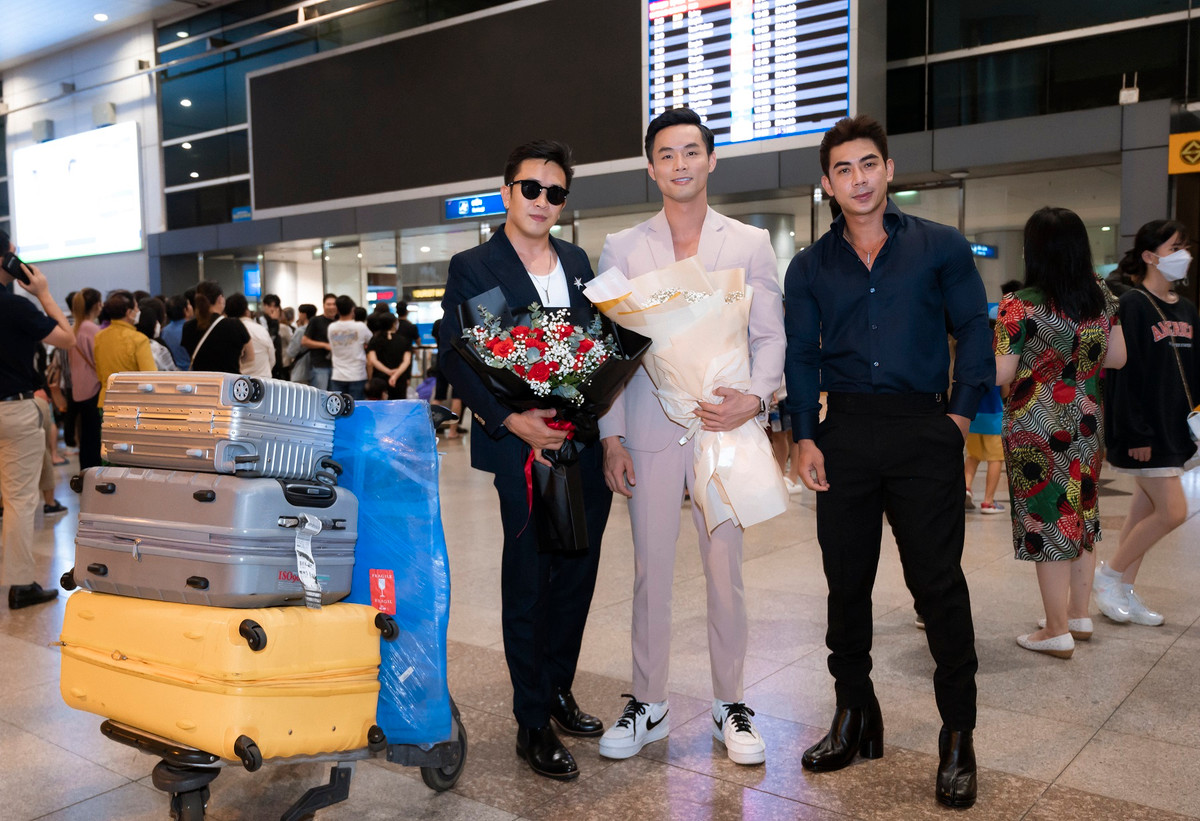 Có mặt tại sân bay, Mister Tourism Vietnam 2022 Phùng Phước Thịnh cũng ra đón và tặng hoa cho người bạn thân thiết Vũ Linh.