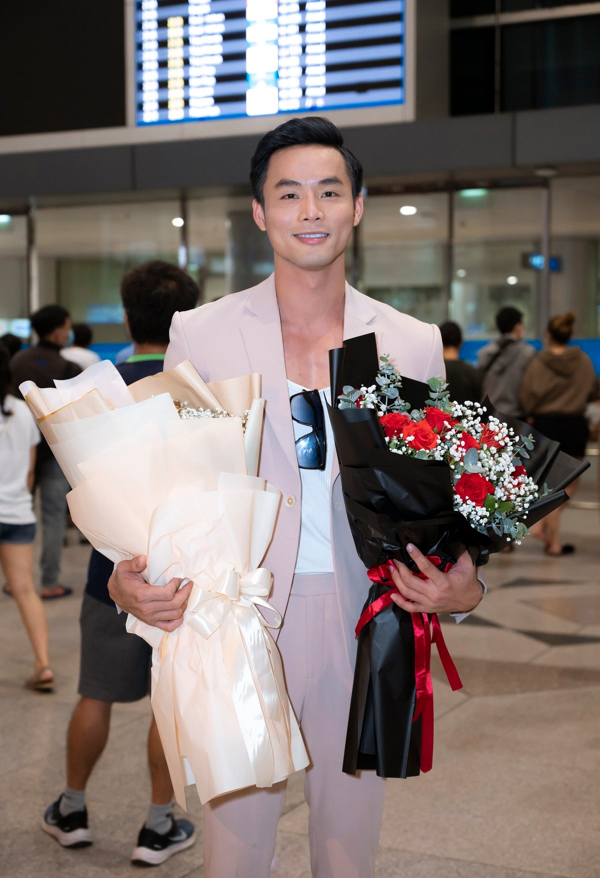 Á vương Vũ Linh xuất hiện giản dị tại sân bay Tân Sơn Nhất trong trang phục vest lịch lãm. Anh bày tỏ niềm hạnh phúc, vui mừng khi gặp lại người thân, bạn bè sau hơn nửa tháng chinh chiến nơi xứ người.