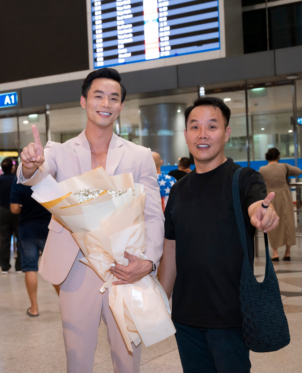 "Lúc ngồi trên máy bay, tôi thấm mệt sau gần 48 giờ bay, chỉ ước sẽ được ngủ bù thật nhiều sau một ngày hoạt động kín lịch từ sáng sớm cho tới khi lên máy bay. Tại cuộc thi, tôi ngủ mỗi ngày chỉ vỏn vẹn hơn 4 tiếng, 3 ngày đầu tiên tôi khá vất vả khi lệch múi giờ. Tuy nhiên tôi đã có hơn 2 tuần với rất nhiều hoạt động ý nghĩa và có thêm những người bạn mới. Khi có mặt tại sân bay, tôi đã rất bất ngờ và hạnh phúc, quên hết cả mệt mỏi bởi mọi người vất vả ra đón lúc nửa đêm". Vũ Linh chia sẻ.