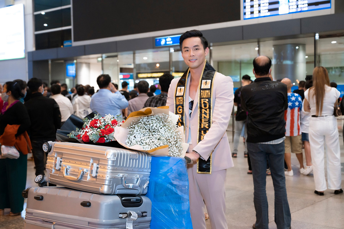 Tuy có một tuần bận rộn với lịch trình dày đặc ở Trinidad và Tobago, nhưng Vũ Linh vẫn giữ nụ cười rạng ngời đầy sức sống sau chuyến bay dài.