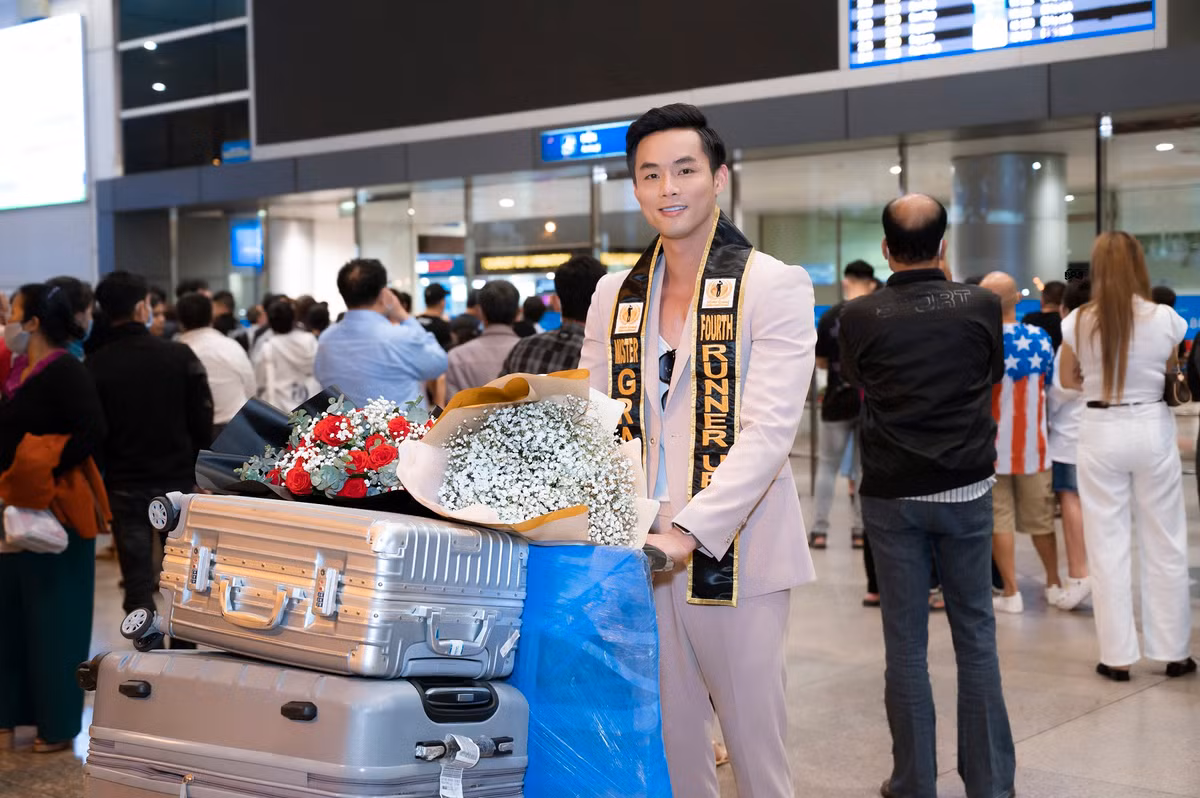 Tuy có một tuần bận rộn với lịch trình dày đặc ở Trinidad và Tobago, nhưng Vũ Linh vẫn giữ nụ cười rạng ngời đầy sức sống sau chuyến bay dài.