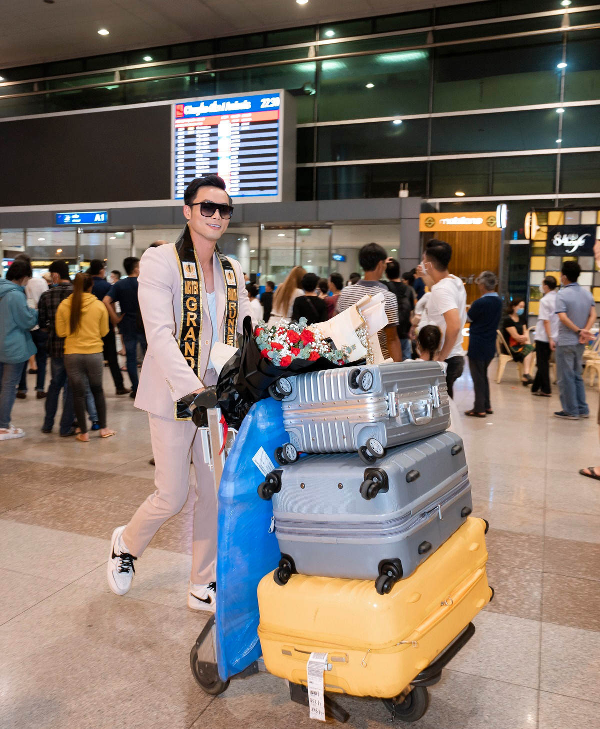 Rạng sáng ngày 30/11, Á vương Mister Grand International Nguyễn Vũ Linh đã có mặt tại sân bay Tân Sơn Nhất. Đây là lần đầu tiên anh về nước sau khi đăng quang Á vương. Trước đó, anh cùng Top 5 có hơn 3 ngày thực hiện các công việc tại Cộng hòa Trinidad và Tobago.