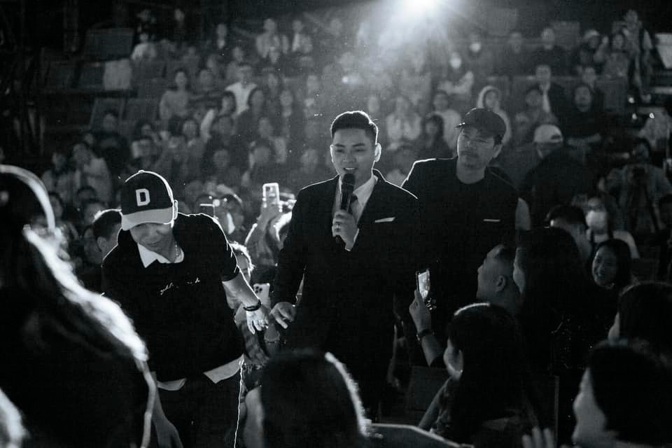 Đôi chút có sự chênh phô nhưng giọng hát của nam ca sĩ vẫn chinh phục được khán giả.