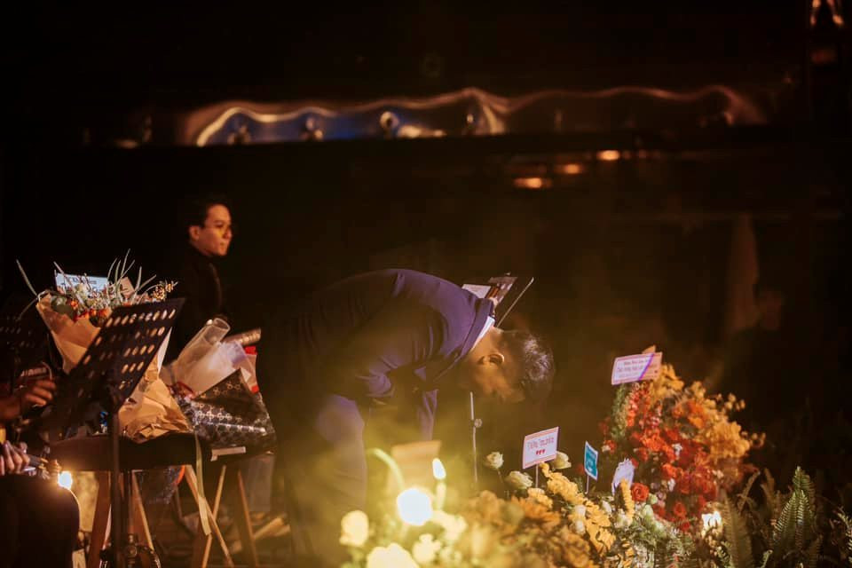 Hoài Lâm cúi đầu cảm ơn khán giả. Nam ca sĩ cũng hứa sẽ trở lại làm nghề một cách nghiêm túc.