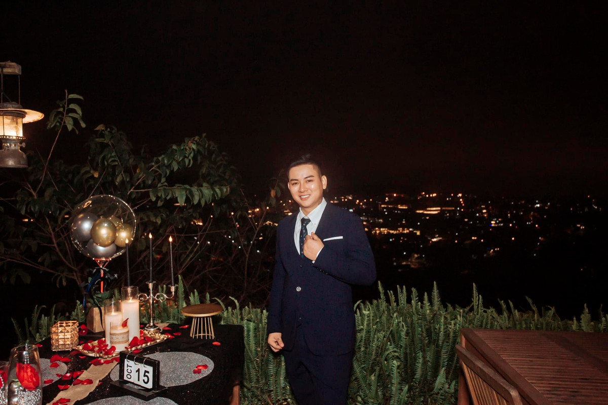 Hoài Lâm nổi tiếng từ Gương mặt thân quen 2014. Nam ca sĩ trẻ được yêu mến bởi sở hữu chất giọng đẹp, đa tài, ngoại hình sáng sân khấu. Tuy nhiên, sau khi vướng ồn ào chuyện đời tư cũng như sức khỏe giảm sút, Hoài Lâm tuyên bố ngưng đi hát.