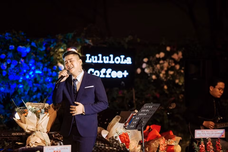 Trong đêm nhạc Hoài Lâm thể hiện hơn 10 ca khúc gồm: "Mưa đêm tỉnh nhỏ", "Sao chưa thấy hồi âm", "Ngày vui qua mau", "Buồn làm chi em ơi", "Như những phút ban đầu"…