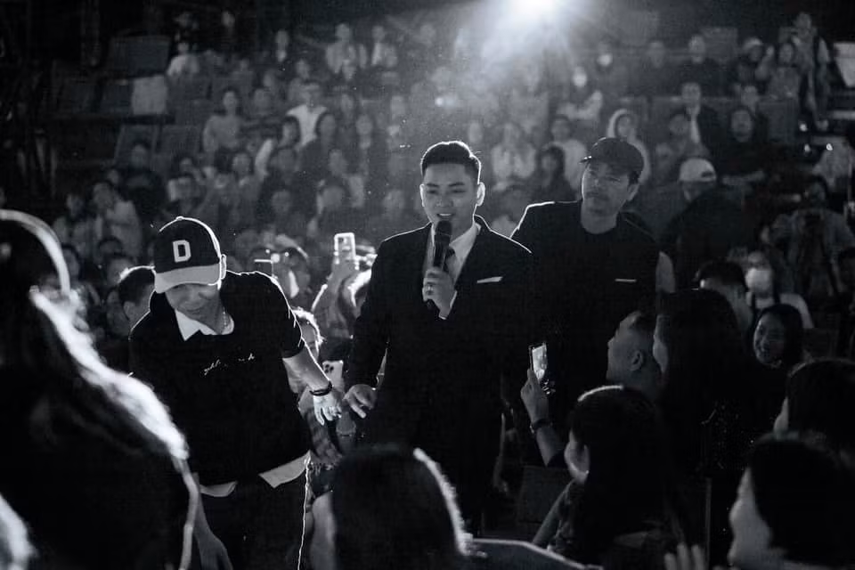 Đôi chút có sự chênh phô nhưng giọng hát của nam ca sĩ vẫn chinh phục được khán giả.