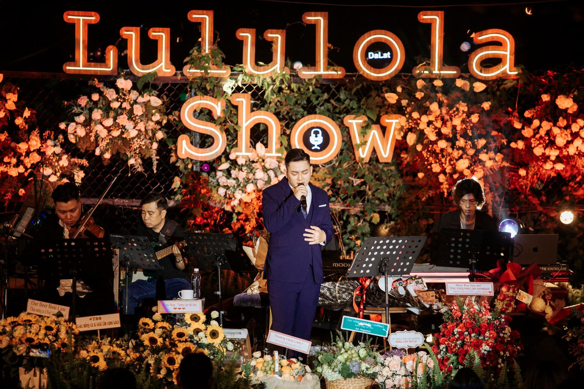 Xuất hiện trên sân khấu, Hoài Lâm diện vest bảnh bao nhưng không giấu được thân hình phát tướng với nọng cằm, bụng bia.