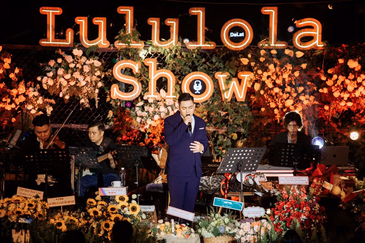 Xuất hiện trên sân khấu, Hoài Lâm diện vest bảnh bao nhưng không giấu được thân hình phát tướng với nọng cằm, bụng bia.