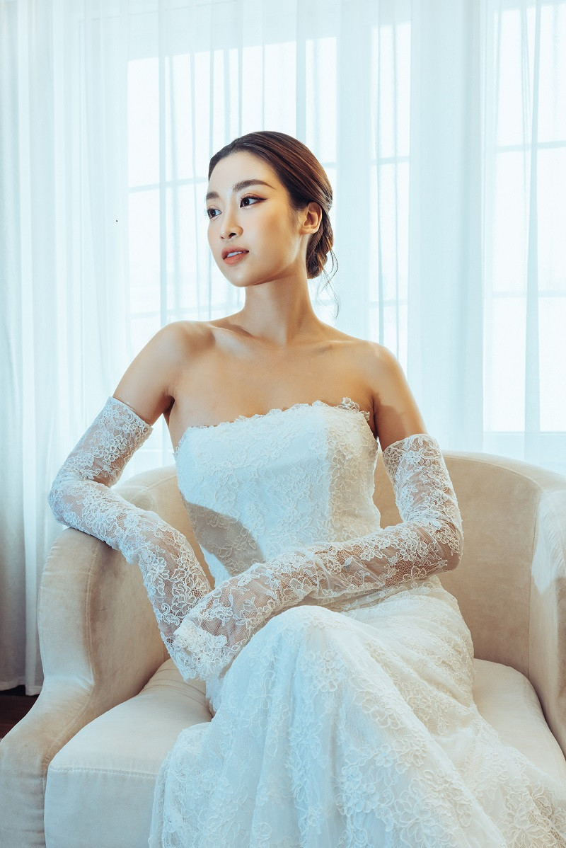 Kiểu dáng cúp ngực với phần tay áo rời trên nền chất liệu ren xuyên thấu cổ điển gợi lên vẻ đẹp ngọt ngào, nữ tính.