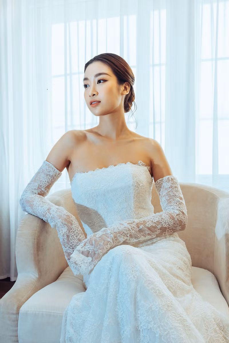 Kiểu dáng cúp ngực với phần tay áo rời trên nền chất liệu ren xuyên thấu cổ điển gợi lên vẻ đẹp ngọt ngào, nữ tính.