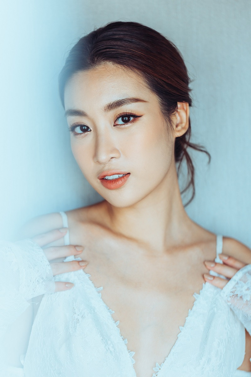 Sở hữu phong cách Bohemian nữ tính cùng thiết kế cổ V xẻ sâu, phần lưng trễ, chiếc váy gây ấn tượng bởi kỹ thuật xử lý chất liệu ren và georgette tinh tế.