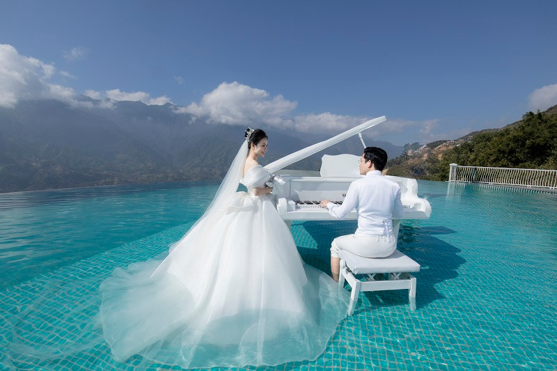 Lương Hải Yến từng chia sẻ, khi thực hiện MV "Chắp cánh tương lai" cô đã ngất đi vì lạnh do thời tiết ở thời điểm quay MV vào giáp Tết quá lạnh. Khoảnh khắc Lương Hải Yến ngất đi, trong đoàn dự án có một người đã lo lắng, sợ hãi hơn hết thảy, đó chính là chàng cán bộ đoàn Nguyễn Tiến Thịnh, cũng là người chủ nhiệm dự án. Đó cũng chính là khoảnh khắc Nguyễn Tiến Thịnh biết rõ trái tim mình dành cả cho Lương Hải Yến.