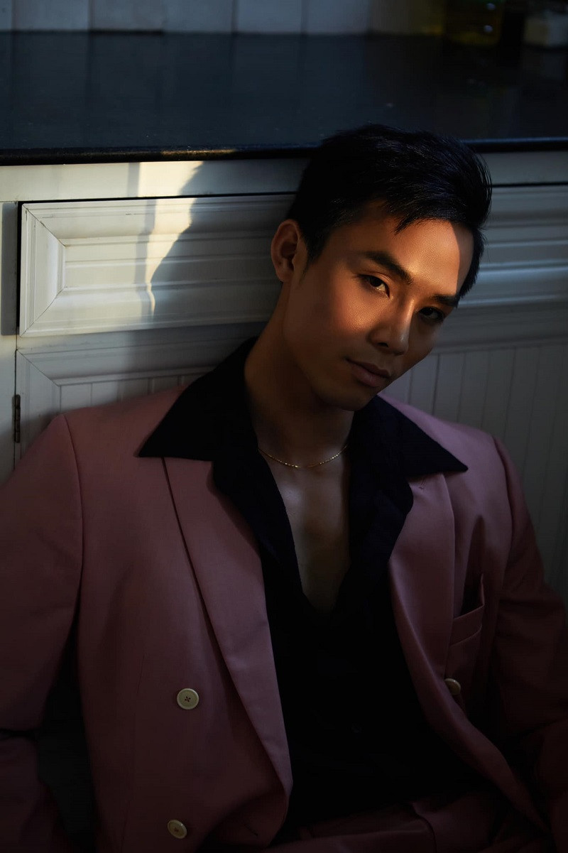 Vũ Linh sinh năm 1994, sở hữu chiều cao 1m83, cân nặng 75 kg, số đo hình thể 99-78-98 cm. Năm 2018, Vũ Linh từng đăng quang Á quân Người mẫu Thời trang Việt Nam. Gần đây nhất chàng người mẫu 9X đến từ Bến Tre lọt Top 10 chương trình The Next Gentleman.