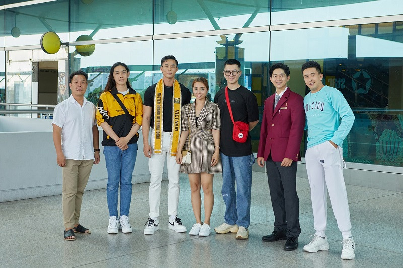 Bạn bè, người thân và NTK Việt Hùng đến tiễn người mẫu Vũ Linh đi thi nhan sắc quốc tế. Mister Grand International 2022 - Nam vương Hòa bình Quốc tế dự kiến sẽ có hơn 30 quốc gia tham dự. Cuộc thi diễn ra từ ngày 17 - 25/11 tại Cộng hòa Trinidad và Tobago.