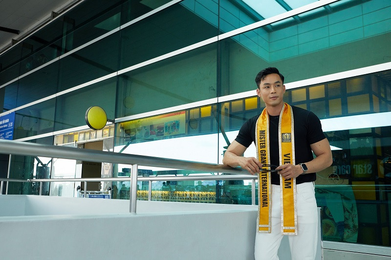 Chia sẻ về cảm xúc trước giờ bay, Á quân Người mẫu Thời trang Việt Nam 2018 cho biết, anh cảm thấy rất hồi hộp vì đây là lần đầu đi xa một mình và tham gia cuộc thi quốc tế lớn như vậy. Bên cạnh đó, anh có phần áp lực khi là đại diện Việt Nam dự thi ở đấu trường nhan sắc này.