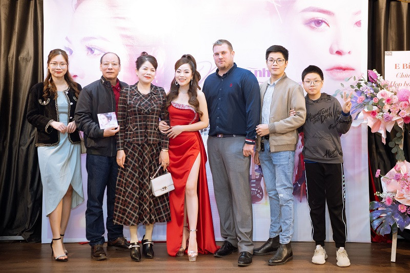 Vo, con gai NS Phu Quang xuc dong mung Mai Dieu Ly ra mat album-Hinh-5