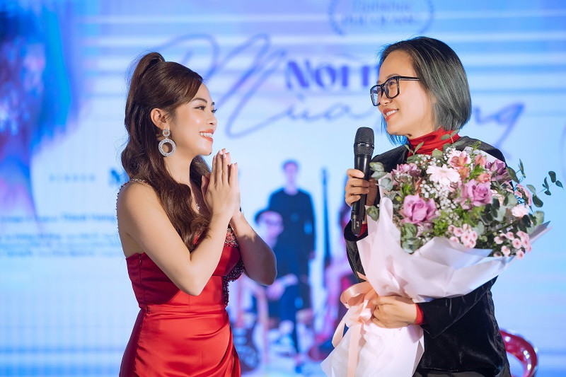 Vo, con gai NS Phu Quang xuc dong mung Mai Dieu Ly ra mat album-Hinh-6