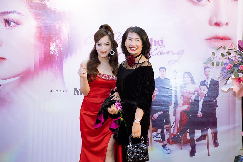 Vo, con gai NS Phu Quang xuc dong mung Mai Dieu Ly ra mat album-Hinh-8