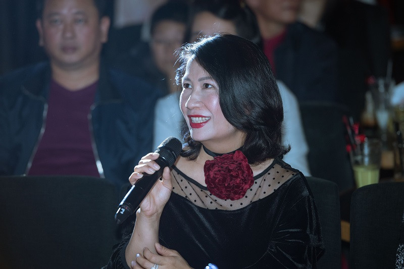 Vo, con gai NS Phu Quang xuc dong mung Mai Dieu Ly ra mat album-Hinh-7