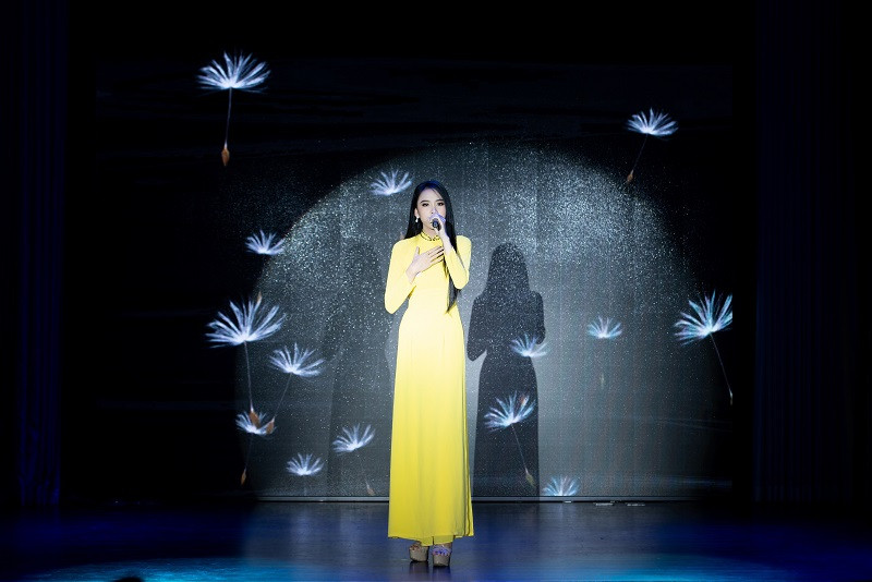 Bằng giọng ca sâu lắng, giàu cảm xúc, người đẹp đã thành công đưa những nốt nhạc chạm vào trái tim người nghe.