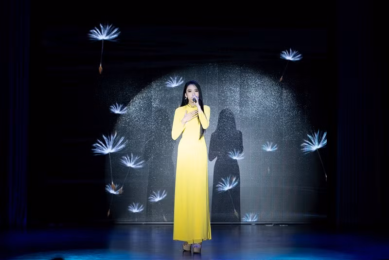 Bằng giọng ca sâu lắng, giàu cảm xúc, người đẹp đã thành công đưa những nốt nhạc chạm vào trái tim người nghe.