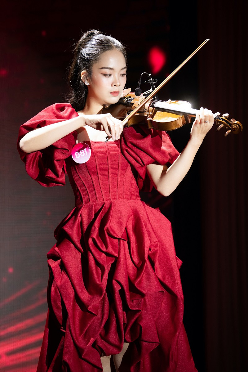 Trần Gia Hân cũng nhận được nhiều lời khen từ công chúng bởi phong thái tự tin và tài chơi violin ấn tượng.