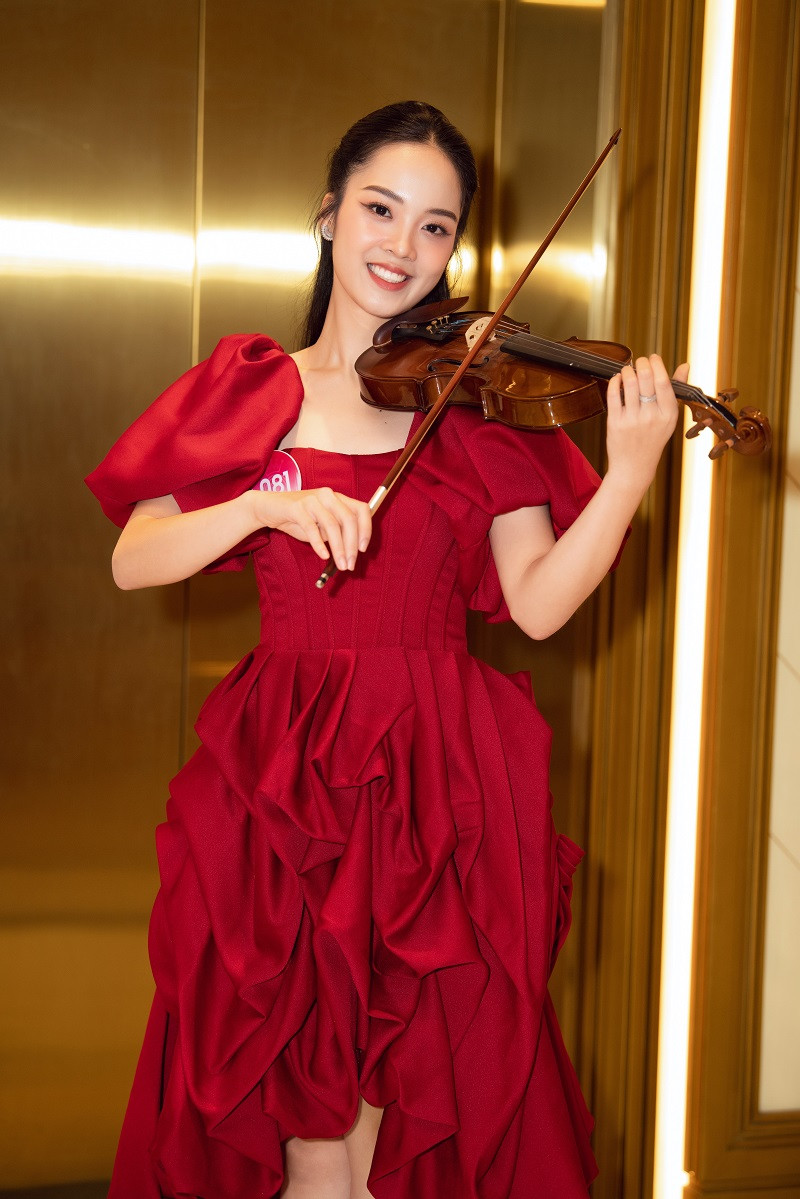 Ở phần thi của mình, cô nàng đã thể hiện ca khúc “Triệu đóa hoa hồng”. Trong không gian du dương, khán giả được hòa mình trong những giai điệu da diết đong đầy cảm xúc.