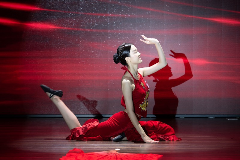 Hoàng Hương Giang biểu diễn tiết mục múa “Kẽo cà kẽo kẹt”. Trong từng điệu múa uyển chuyển, Hương Giang đã mang đến phần trình diễn mãn nhãn.