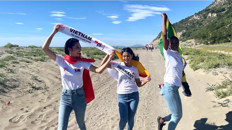 Không có trang phục lộng lẫy như các thí sinh khác, Lâm Thu Hồng sẵn sàng mặc quần jeans áo thun hoặc những trang phục đơn giản nhất sánh bước cùng họ.