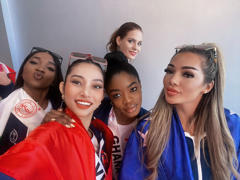 Người đẹp chia sẻ: “Nhìn thấy hành lý thân yêu của mình mà Hồng cứ ngỡ minh đang mơ luôn. Hồng ngỡ mình là cô Tấm được bụt ban phép màu trước khó khăn. Bị thất lạc hành lý khi đi thi The Miss Globe 2022 là sự cố lớn, một trải nghiệm sóng gió đối với Hồng. Ai gặp tình cảnh của Hồng chắc chắn sẽ không tránh khỏi sự thất vọng với chính mình. Không thể không xuất hiện những xúc cảm tiêu cực. Hồng rất buồn, nhưng may mắn Hống sớm vượt qua được nhờ sự động viên, hỗ trợ của gia đình, người thân, các anh chị trong công ty, đơn vị đưa Hồng đi thi".