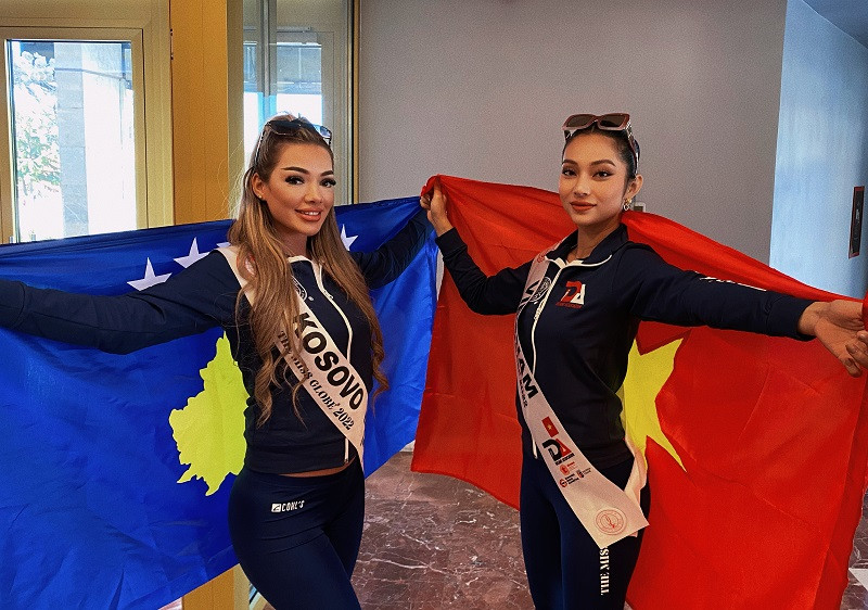 Lâm Thu Hồng cũng cảm ơn người bạn cùng phòng là đại diện đến từ Kosovo đã cho cô mượn đồ trang điểm và mượn một bộ váy để tham gia hoạt động của cuộc thi.