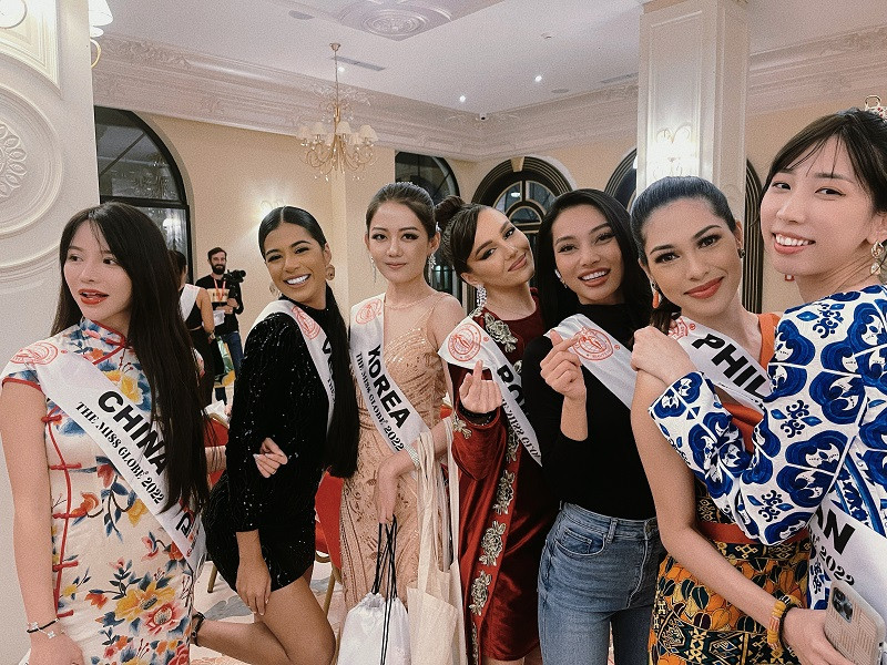 "Hồng cảm ơn công ty và người thân, bạn bè đã nỗ lực ngày đêm khắc phục sự cố, tìm lại được hành lý cho Hồng. Hồng cảm ơn khán giả đã yêu thương và động viên Hồng lúc khó khăn. Mọi người hãy chờ đợi sự toả sáng của Hồng trong những ngày tới nhé”, Lâm Thu Hồng xúc động nói.