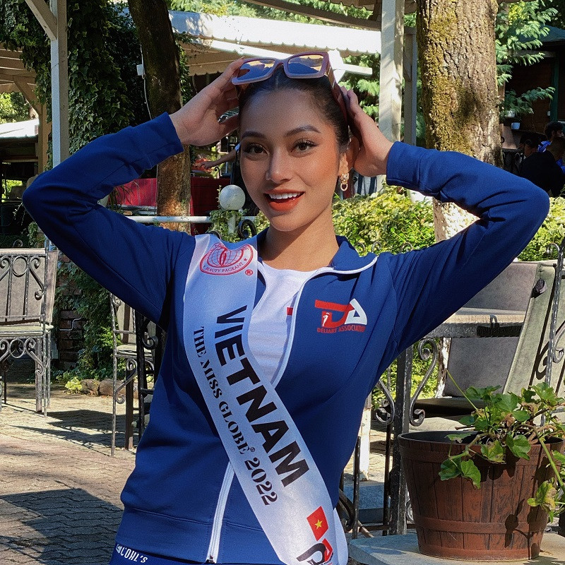 Tuy có đôi khi không giấu được cảm xúc khi livestream nói chuyện với người thân và fans tại Việt Nam, Lâm Thu Hồng cũng rơi nước mắt vì buồn lo, nhưng cô vẫn luôn tự tin, năng động trên các hành trình của cuộc thi.