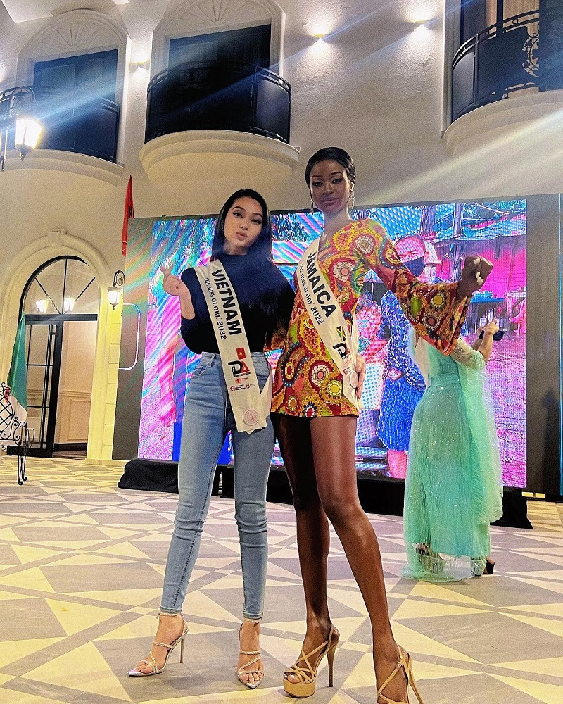 Trước đó, để tham dự The Miss Globe 2022, Lâm Thu Hồng đã có một quá trình chuẩn bị rất chu đáo. Ngoài việc trau dồi tiếng Anh, kỹ năng trình diễn, giao tiếp, ứng xử, luyện tập hình thể… cô cũng dành nhiều tâm huyết cho vấn đề trang phục, thậm chí là tự học makeup để chu toàn nhất khi bước vào cuộc thi.