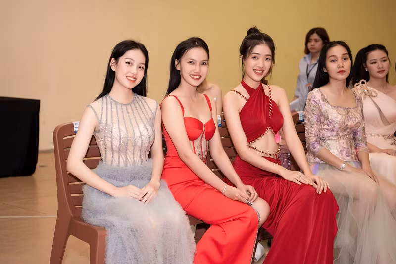 Thùy Tiên động viên các thí sinh bình tĩnh, chuẩn bị cho vòng thi quan trọng sắp tới.