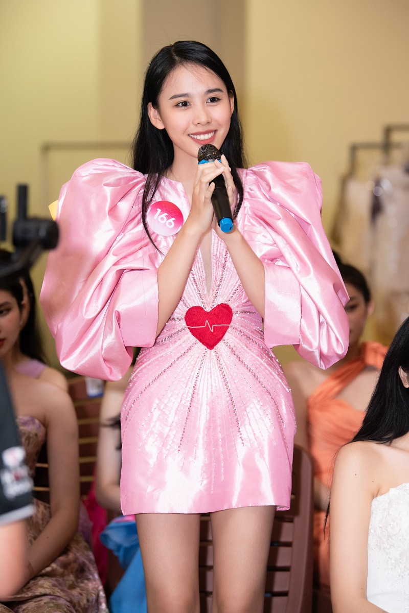 Trong buổi gặp gỡ, Nguyễn Thúc Thùy Tiên đã training các thí sinh Hoa hậu Việt Nam về cách ứng xử, giao tiếp và sự nhanh nhạy trong việc xử lý tình huống. Cô nàng cũng đưa ra những nhận xét, góp ý cho các thí sinh.