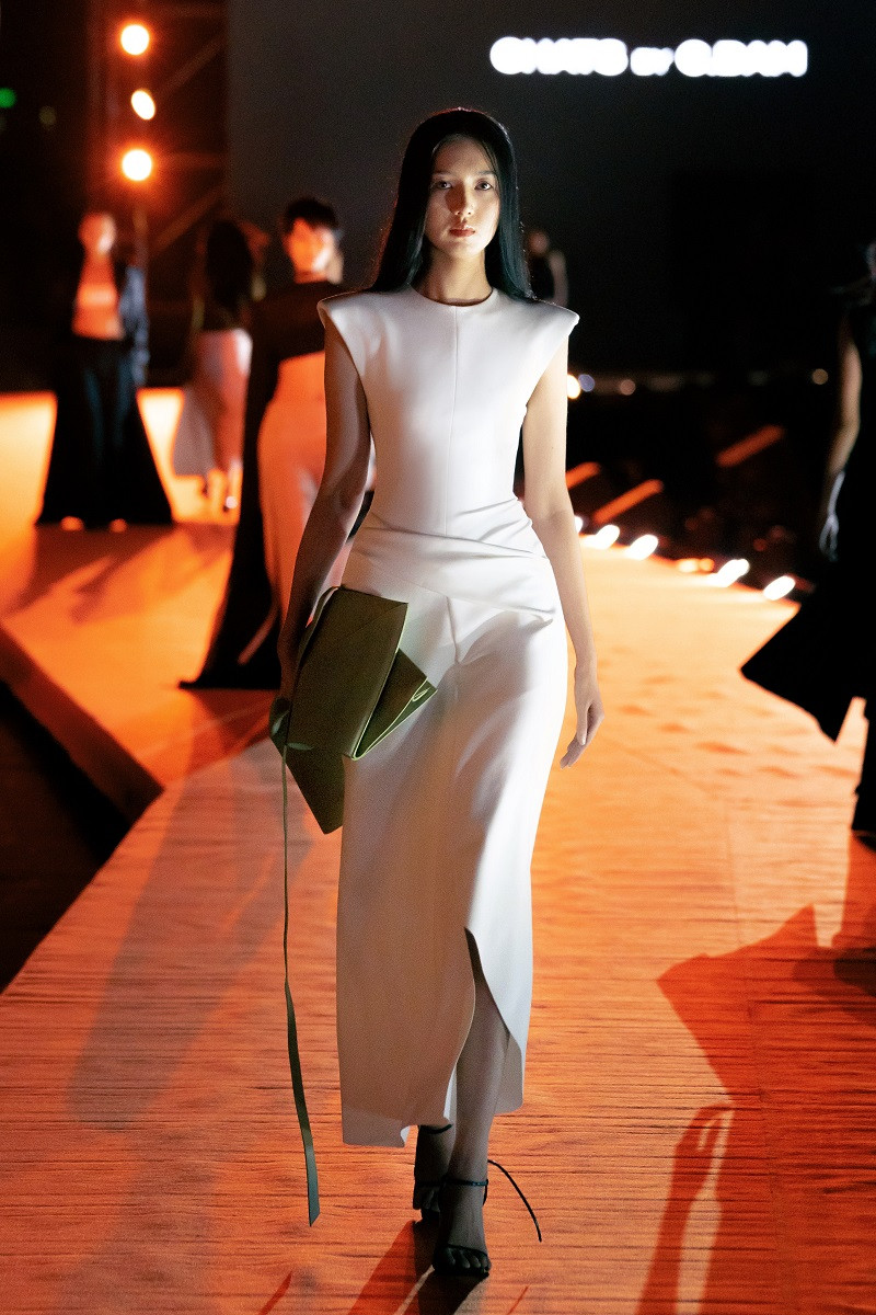 BST của NTK Cường Đàm khẳng định sức ảnh hưởng của triết lý sáng tạo “sự đa chi tiết trên nền tổng thể tối giản” thông qua những bộ trang phục tối giản với cách xử lý thông minh và đường nét tinh tế.