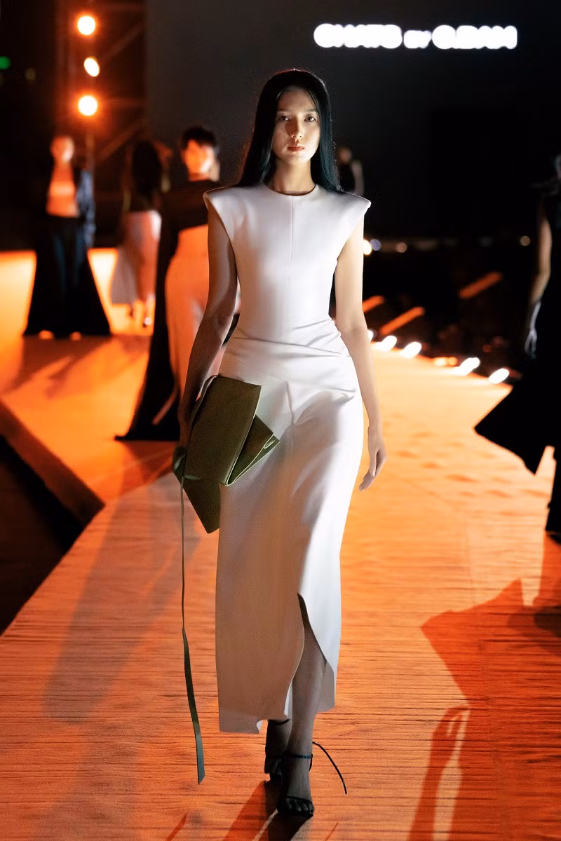 BST của NTK Cường Đàm khẳng định sức ảnh hưởng của triết lý sáng tạo “sự đa chi tiết trên nền tổng thể tối giản” thông qua những bộ trang phục tối giản với cách xử lý thông minh và đường nét tinh tế.