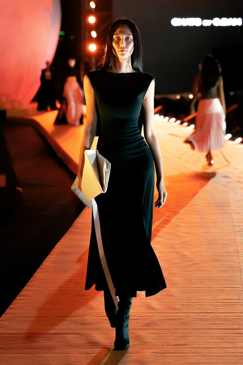 Dưới góc nhìn nghệ thuật của NTK Cường Đàm, thời trang tối giản không chỉ là những món đồ đơn giản có thể đồng hành mỗi ngày trong cuộc sống của người phụ nữ, mà còn phải khiến họ trở nên tự tin, độc lập.