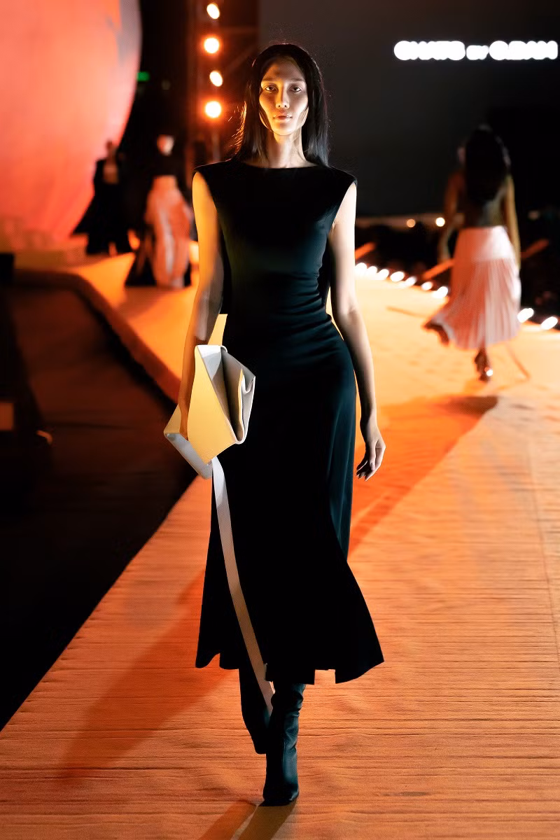 Dưới góc nhìn nghệ thuật của NTK Cường Đàm, thời trang tối giản không chỉ là những món đồ đơn giản có thể đồng hành mỗi ngày trong cuộc sống của người phụ nữ, mà còn phải khiến họ trở nên tự tin, độc lập.