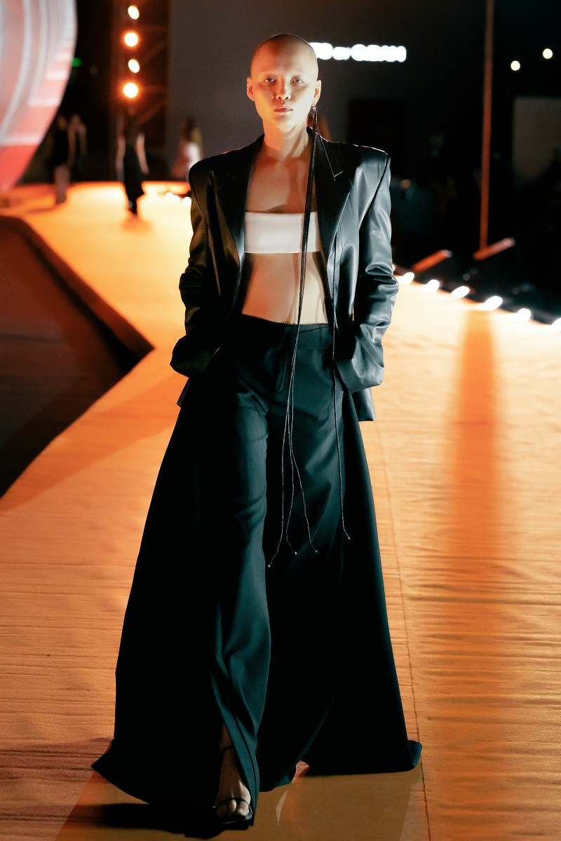 32 mẫu thiết kế được trình làng qua màn trình diễn sáng tạo, cá tính của dàn mẫu.