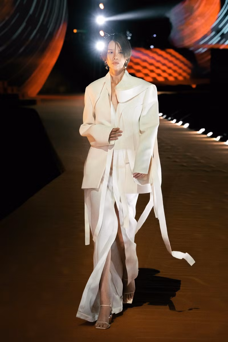 Người mẫu Hà Kino trong thiết kế blazer sử dụng kỹ thuật phá cấu trúc của phương Tây với ve cổ vắt ra sau tạo điểm nhấn.