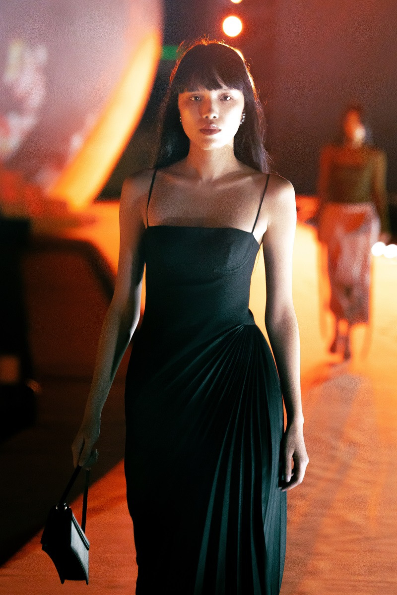 Với những thiết kế này, NTK Cường Đàm mang tới câu chuyện về người phụ nữ thời đại mới thông qua ngôn ngữ sáng tạo riêng biệt.