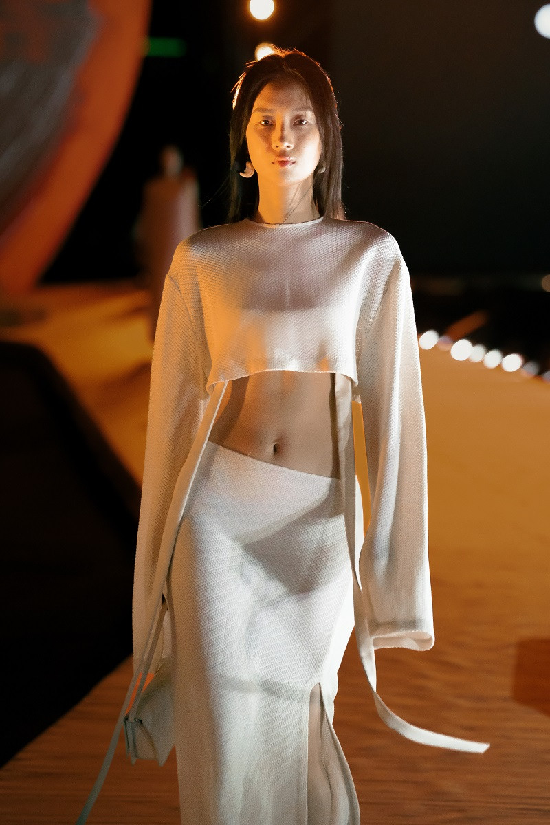 Trái ngược với những ngôn ngữ mềm mại, đậm tính nữ, bộ sưu tập khắc họa hình tượng người phụ nữ mạnh mẽ, làm chủ giấc mơ đời mình.