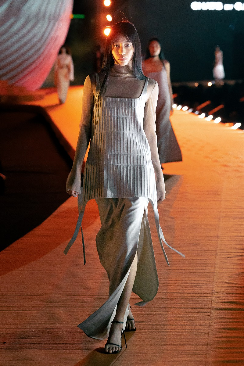 Một lần nữa, tính tối giản của bộ sưu tập được thể hiện trên tone màu đơn sắc như trắng, đen, ghi và rêu; kết hợp cùng đa chất liệu: all season suiting, lace, organza...